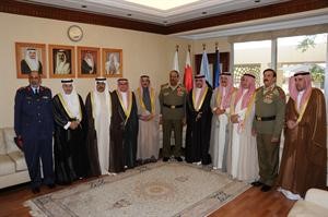 القائد العام لقوة دفاع البحرين الفريق اول ركن الشيخ خليفة بن احمد ال خليفة متوسطا سفيرنا في البحرين الشيخ عزام الصباح ورئيس واعضاء الوفد الصحافي الكويتي الزائر﻿