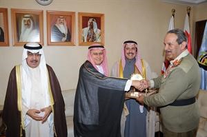 الشيخ خليفة بن احمد ال خليفة يتسلم درعا تذكارية من الزميل احمد بهبهاني بحضور السفير الشيخعزام الصباح والزميل عدنان الراشد﻿