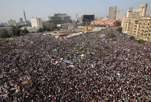 حشود المتظاهرين في ميدان التحرير امس﻿