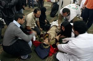 مركز طبي متنقل يسعف سيدة اصيبت بحالة اغماء خلال مشاركتها في التظاهرات﻿