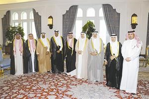 الشيخ حمد بن جاسم متوسطا الوفد الصحافي الكويتي وسفيرنا في الدوحة﻿﻿خالد معرفي- كونا﻿