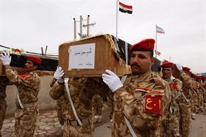 جنود عراقيون يحملون جثامين عدد من زملائهم الذين سقطوا في الحرب مع ايران 