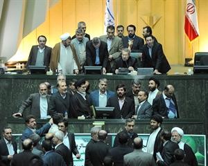 مشرعون ايرانيون يجتمعون حول رئيس مجلس الشورى خلال اعلانه سحب الثقة من وزير النقل	رويترز﻿