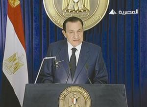 الرئيس حسني مبارك ملقيا خطابه﻿