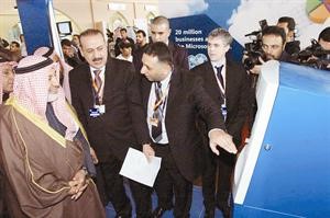 الوزير البصيري يستمع لشرح الخبير الاجنبي على الاكشاك الذكية﻿