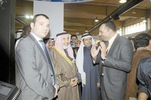 د محمد البصيري خلال زيارته لجناح مايكروسوفت