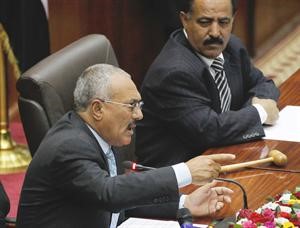 الرئيس اليمني علي عبدالله صالح يلقي كلمته امام اجتماع مشترك لمجلسي النواب والشورى امس افپ