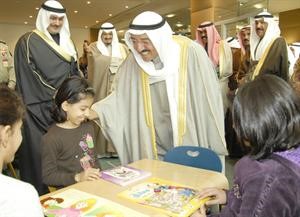 صاحب السمو الامير الشيخ صباح الاحمد متحدثا مع بعض الاطفال داخل المكتبة﻿