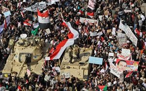 مصريون مؤيديون للرئيس مبارك يهتفون باسمه وسط القاهرة امس	 اپ﻿