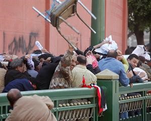 الاشتباكات بين المؤيدين والمعارضين للرئيس المصري كانت اللغة السائدة في ميدان التحرير امس﻿