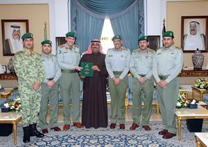 الشيخ مشعل الاحمد يتسلم العدد الاول من النشرة من فريق عمل اعدادها﻿