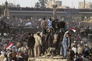 متظاهرون معارضون للرئيس المصري في مواجهة اخرين مؤيدين له																 افپ﻿