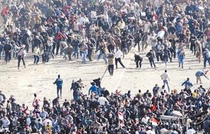 جانب من المواجهات بين المؤيدين والمعارضين للرئيس حسني مبارك في القاهرة امس							اپ﻿