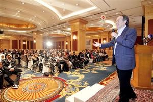 المحاضر جون غراي يتحدث فيما مئات الحضور يستمعون بعناية كرم ذياب