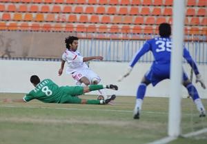 وليد علي يسدد الكرة على مرمى خالد الرشيدي ﻿﻿هاني الشمري
﻿