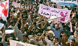 متظاهرون مناهضون للرئيس اليمني علي عبدالله صالح خلال مسيرة معارضة في صنعاء امس رويترز