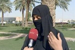 سعودية تحاول الانتحار بسبب منعها من الزواج.. وأخرى تحطم سيارة زوجها وتحرق ثيابه بمكة 