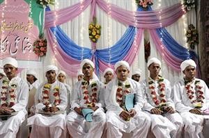 مجموعة من العرسان في الهند﻿