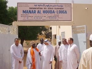 السفير دحمد بورحمة خلال زيارة المدرسة﻿