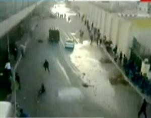 ﻿صور ماخوذة عن فيديو بث على اليوتيوب لعربة تظهر انها تابعة للامن المركزي قامت بدهس متظاهرين خلال الاحتجاجات﻿