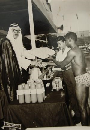 السباح محمود رزوقي يتسلم هديته من وزير التربية الاسبق خالد سعود الفهيد