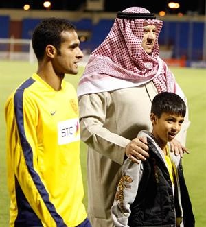 رئيس نادي النصر الامير فيصل بن تركي مع المطوع بعد المباراة﻿