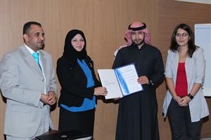 تكريم احد المشاركين﻿