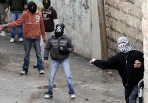 شباب فلسطينيون يرشقون شرطة الحدود الاسرائيلية بالحجارة في بلدة راس العامود شرق القدس المحتلة رويترز