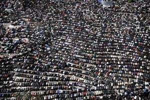 مئات الالاف من المتظاهرين يؤدون صلاة الجمعة في ميدان التحرير امس	اپ﻿