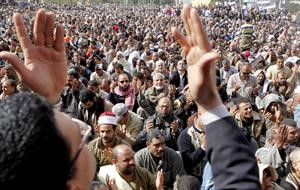 الاف المصلين يرفعون اكفهم بالدعاء اثناء خطبة الجمعة في ميدان التحرير امس	رويترز﻿