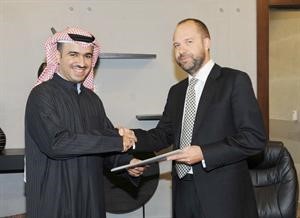 اسامة الراشد يصافح اوليفير اوروي عقب توقيع عقد الشراكة

