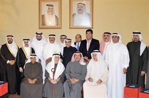 الشيخ عزام الصباح متوسطا عددا من الشخصيات البحرينية التي تم تكريمها
﻿