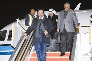 الشيخ جابر المبارك لدى وصوله الى البلاد﻿