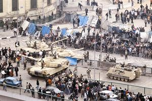 تراجع الحشود وتواجد مكثف للجيش في ميدان التحرير امس	اپ﻿