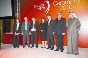 طاقم مستشفى رويال حياة بعد تسلم الجائزة