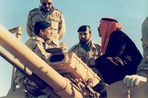 مع عناصر من الجيش الكويتي اثناء توليه وزارة الدفاع﻿