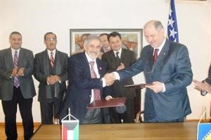 دهلال الساير ونظيره السلوفيني يتبادلان اوراق وثيقة التعاون