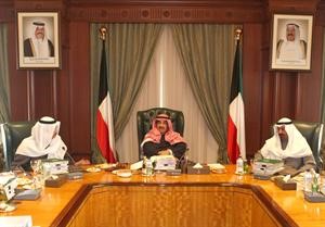 سمو رئيس الوزراء الشيخ ناصر المحمد والشيخ جابر المبارك والشيخ دمحمد الصباح خلال الجلسة
﻿