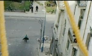 «الفيس بوك» يعرض فيديو لمحتج قتل برصاص الأمن في الإسكندرية