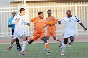 لاعب الجهراء ماكينغا يعترض تقدم لاعب كاظمة البرازيلي الكسندر عادل يعقوب