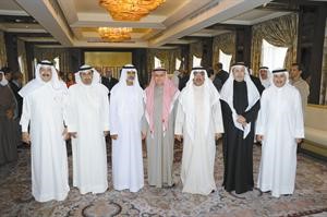 الشيخ نهيان بن مبارك ال نهيان وزير التعليم العالي الاماراتي متوسطا الوفد الصحافي وسفير الكويت صلاح البعيجان﻿