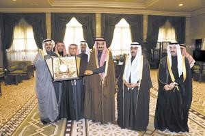 صاحب السمو الملكي الامير سلمان بن عبدالعزيز يتسلم درعا تذكارية من الوفد الصحافي الكويتي﻿