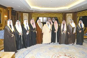 صاحب السمو الملكي الامير نايف بن عبدالعزيز ال سعود والوفد الصحافي الكويتي وسفير الكويت الشيخ حمد جابر العلي واركان السفارة الكويتيةخالد معرفيكونا