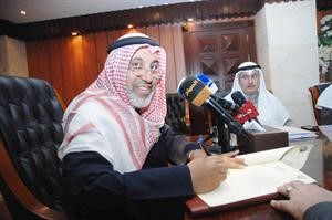 دمحمد البصيري خلال توقيع العقد﻿﻿سعود سالم﻿