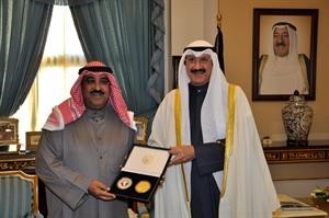 الشيخ مشعل الاحمد يتسلم المسكوكتين من الشيخ سالم العبدالعزيز
