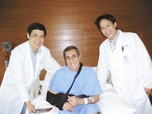 الاعلامي محمد لويس يتوسط دفيتو راتانجاي ودتونجاي لوهتاي مونجل في المستشفى الاميركي بتايلند﻿