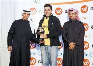 احمد المضف يسلم احد الفائزين في سباق البحرين GulfRun ﻿