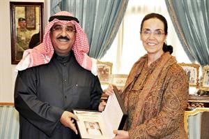 الشيخ مشعل الاحمد يتسلم الكتاب من الشيخة امثال الاحمد﻿