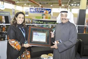 جاسم الخرافي يتسلم شهادة تقدير من موضي الغانم
