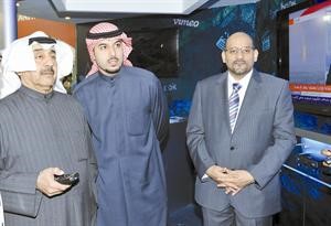 الخرافي مجربا خدمة البث التلفزيوني بحضور كل من عيسى الكوهجي ومحمد النصف

